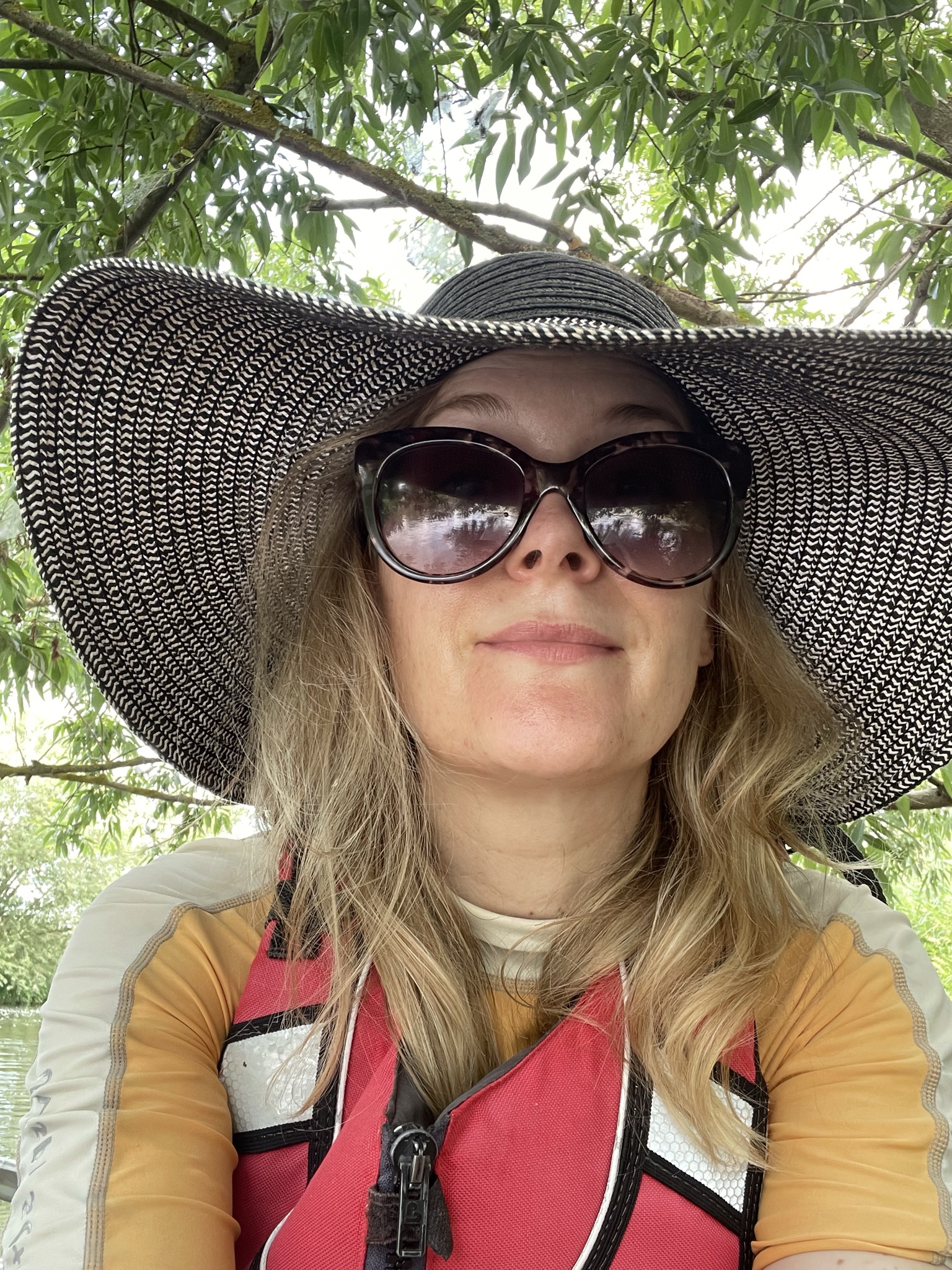 Always a good idea: Sun protection! With a hat, shade and of course SPF.