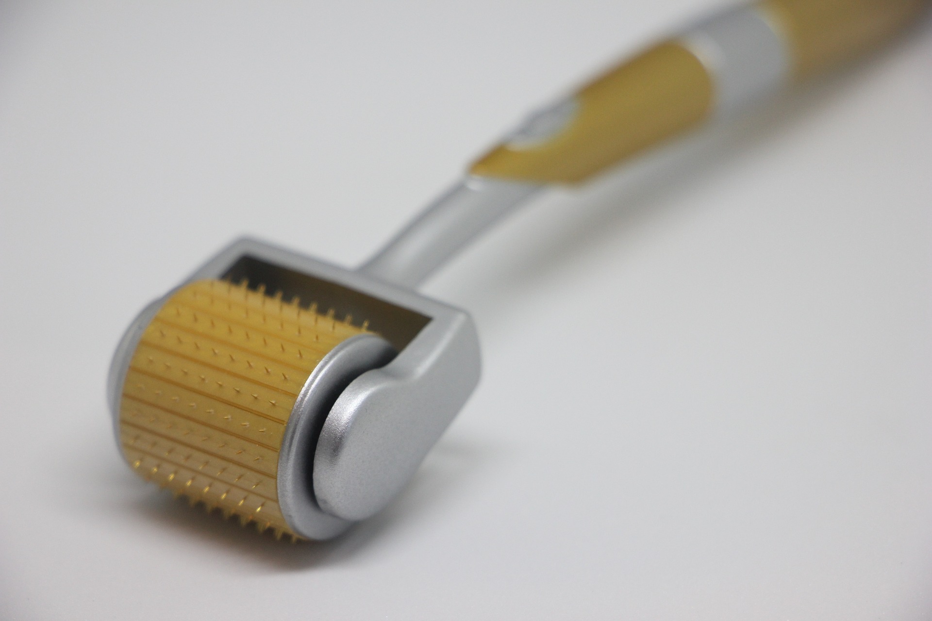 A common dermaroller for microneedling the face