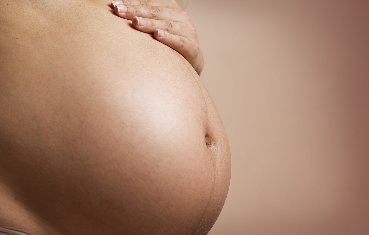 Linea nigra visible on a pregnant belly